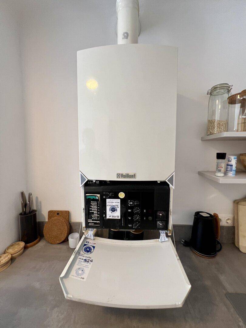 Gastherme von Vaillant in einem Hauswirtschaftsraum oder der Küche installiert.