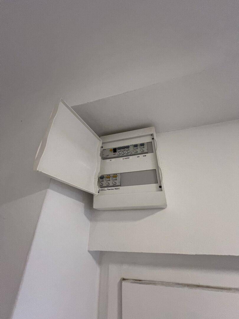 Sicherungskasten an der Wand, der die elektrische Verteilung des Hauses zeigt.
