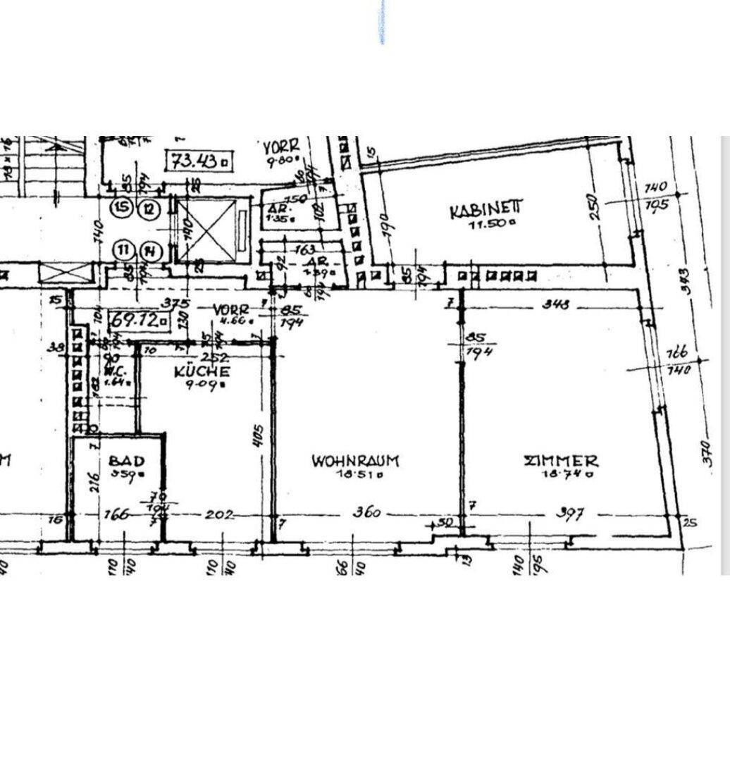 Grundrissplan einer Wohnung mit Wohnraum, Zimmer, Küche und Bad.