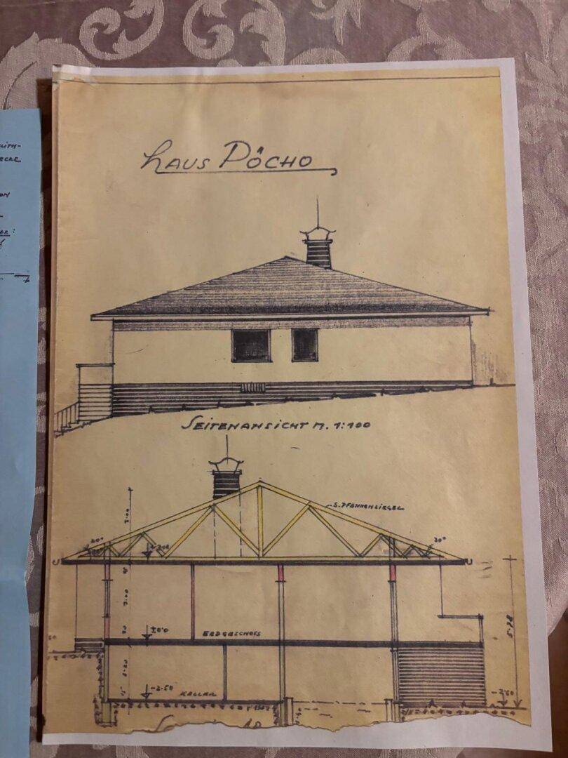 Architektonische Zeichnung des Hauses mit Seitenansicht und Querschnitt, inklusive Keller.
