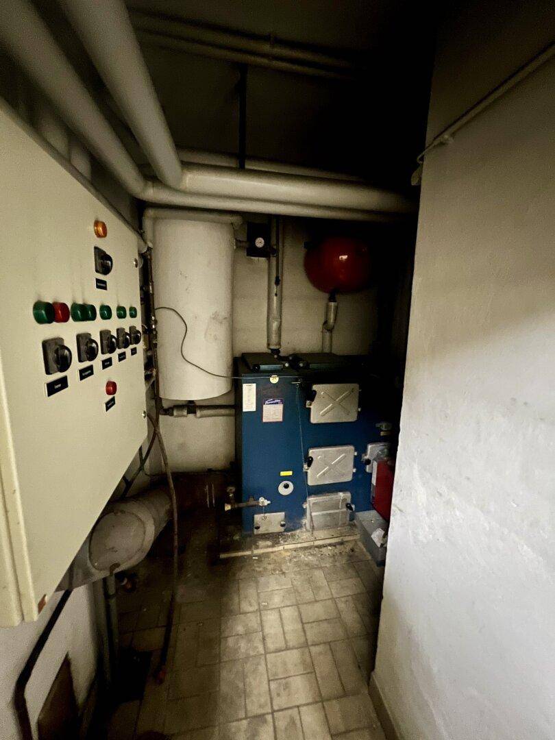 GROSSZÜGIGE DOPPELHAUSHÄLFTE MIT WEINGARTENBLICK und PRAXIS/ORDI/BÜRO/ATELIER-MÖGLICHKEIT – pohled 2