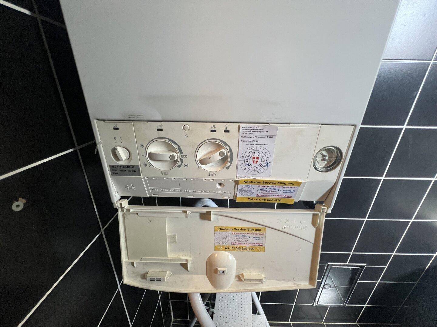 Nahaufnahme eines Gasboilers zur Warmwasserbereitung und Heizung.