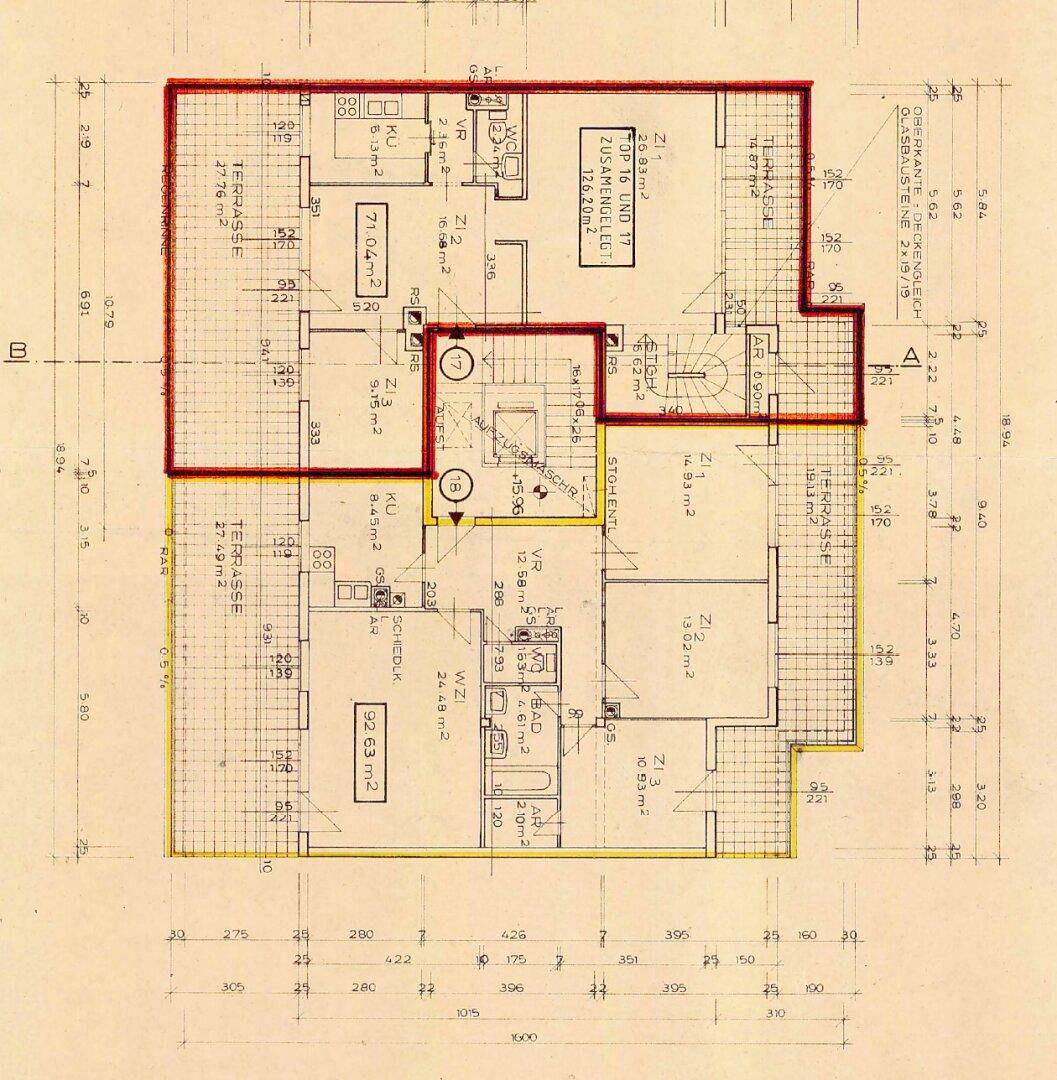 Detaillierter Grundriss einer Wohnung mit mehreren Zimmern und Terrassenbereichen.