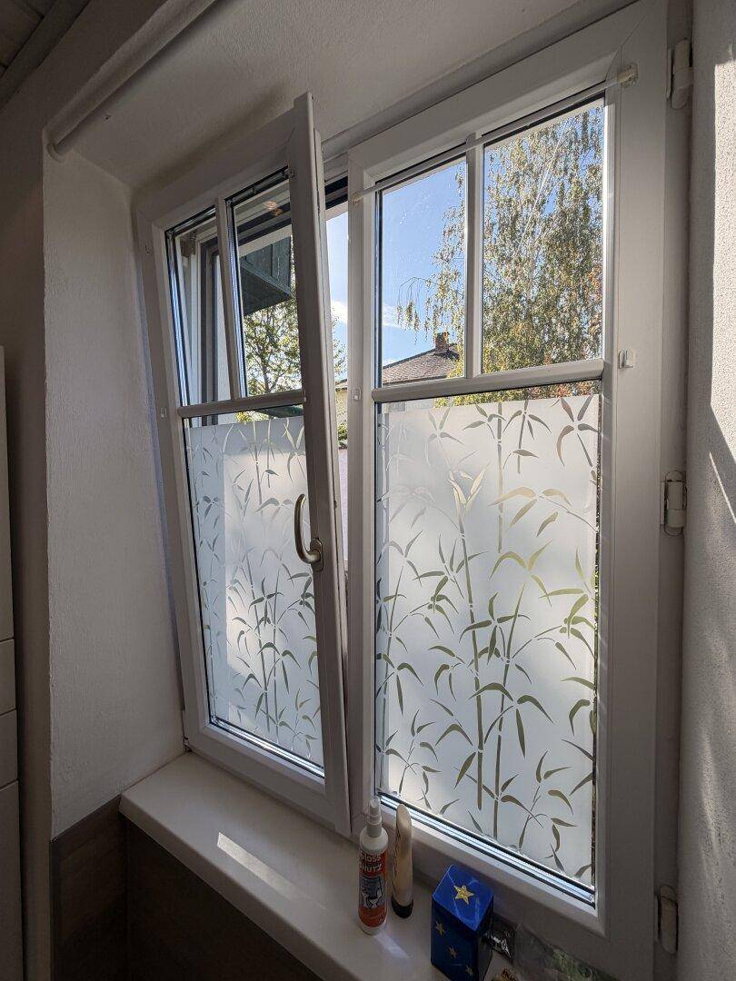 Badezimmerfenster mit dekorativer Bambusfolie für mehr Privatsphäre und natürliches Licht.