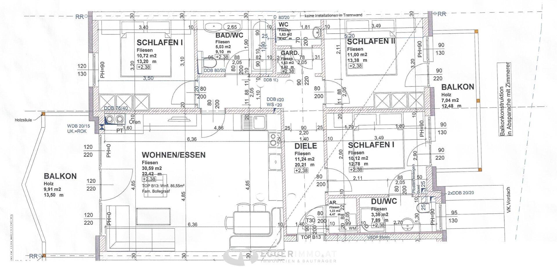 Detaillierter Grundriss einer Wohnung mit drei Schlafzimmern, zwei Bädern und zwei Balkonen.