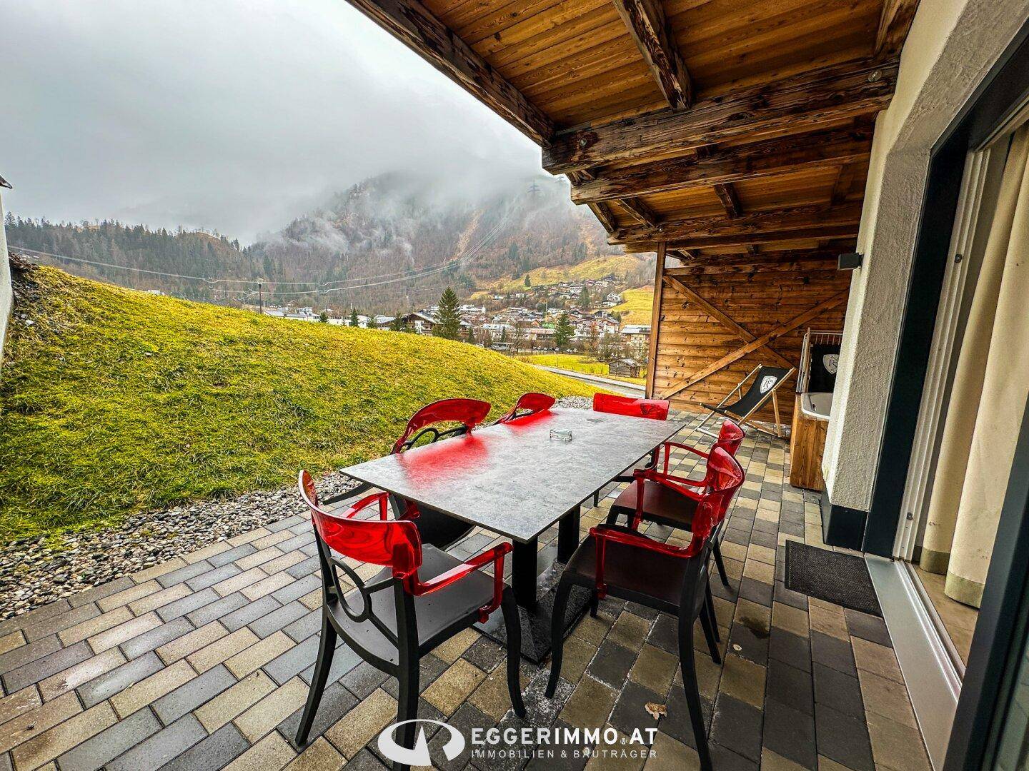 Gemütliche Terrasse mit Sitzgelegenheiten und malerischem Blick auf die Berge.