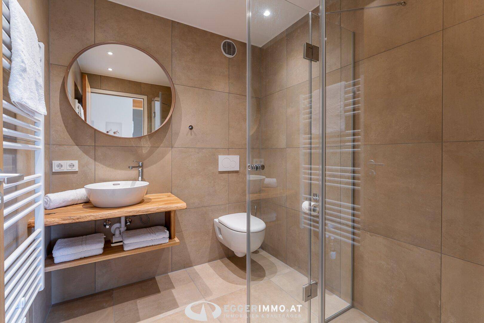 Modernes Badezimmer mit begehbarer Dusche, Hänge-WC und Holzwaschtisch.