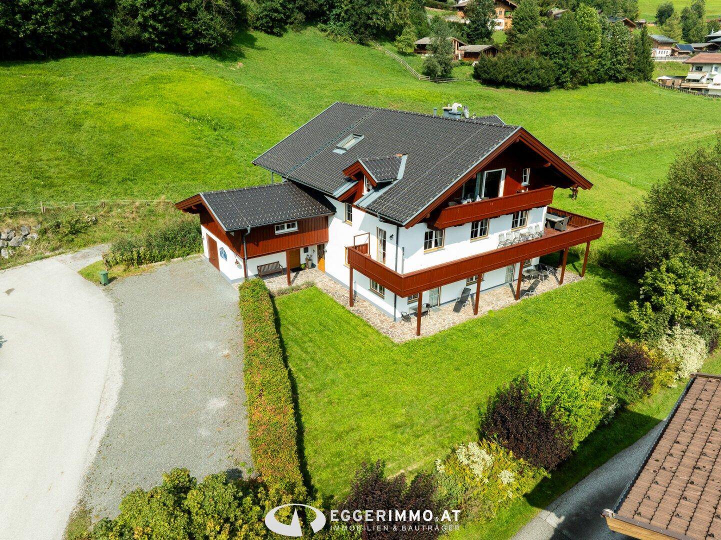 Idyllisches Einfamilienhaus in alpiner Umgebung mit Garage und weitläufigem Grundstück.