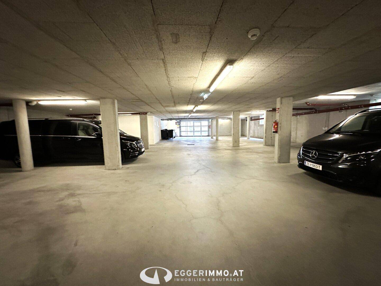 Geräumige Tiefgarage mit mehreren Parkplätzen und Betonpfeilern, bietet sicheren Stellplatz für Fahrzeuge.