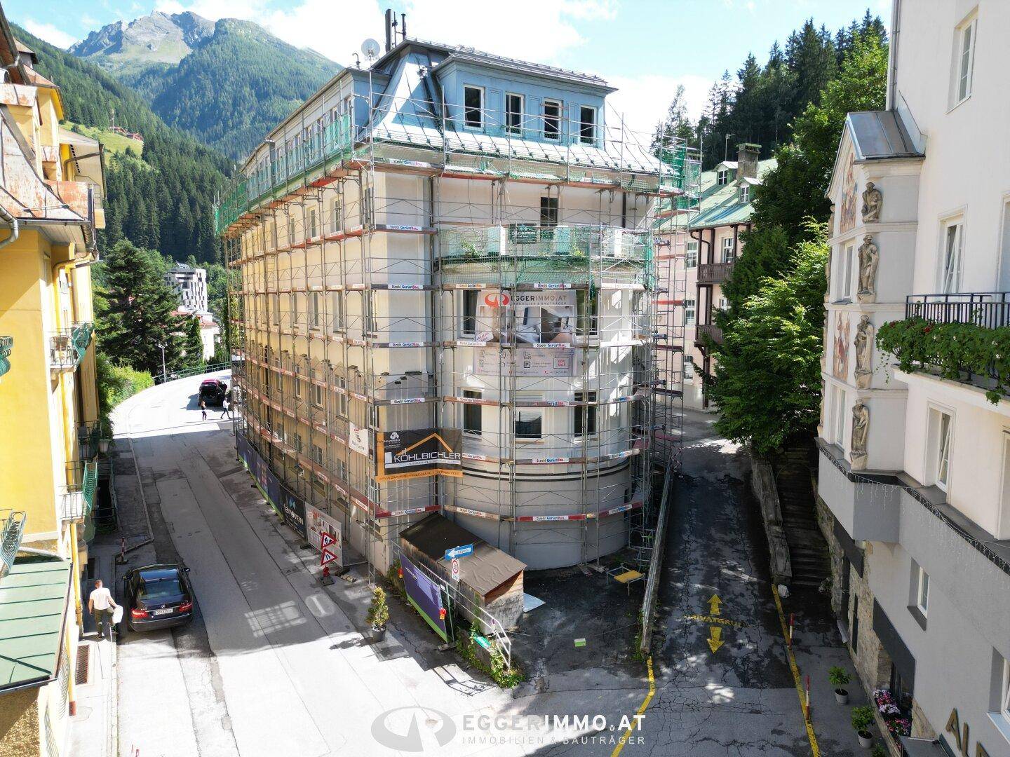 Historisches Gebäude in den Bergen, umgeben von Gerüsten für umfassende Renovierungsarbeiten.