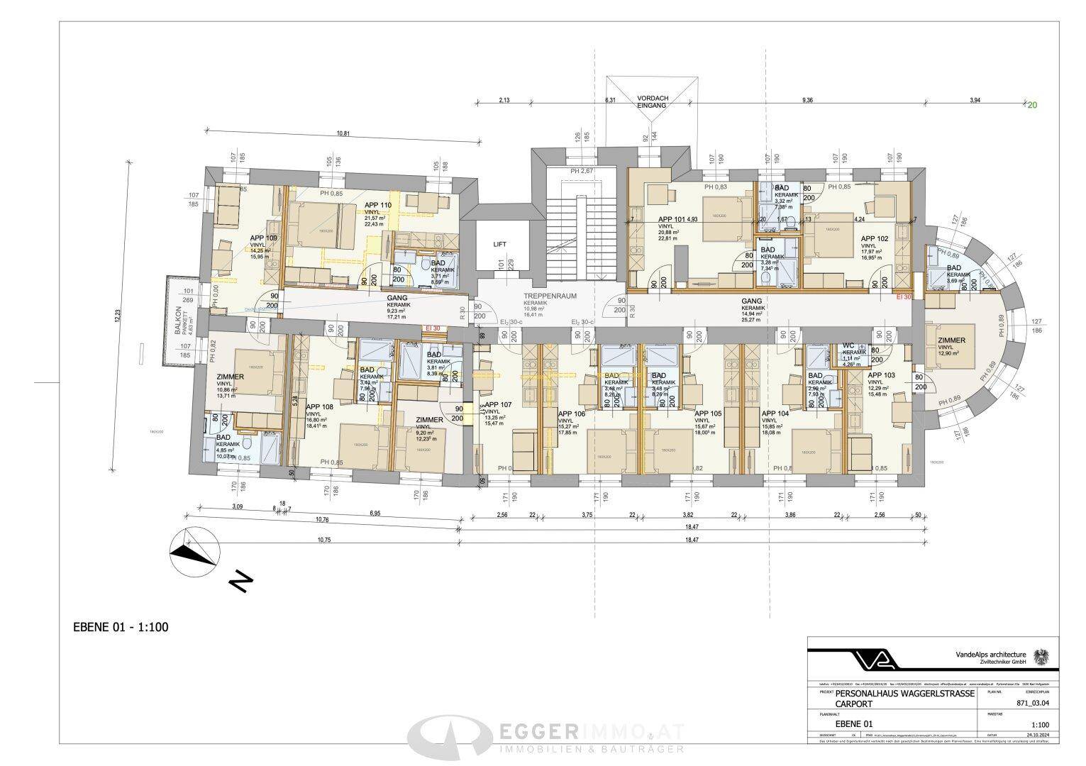 Grundriss der ersten Etage mit zahlreichen Apartments, Bädern und Balkonzugängen.