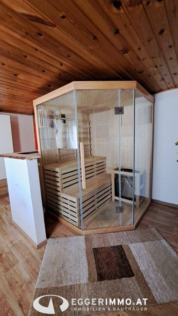 Moderne Sauna mit Glasfront und Holzinterieur, bereit zur Entspannung.