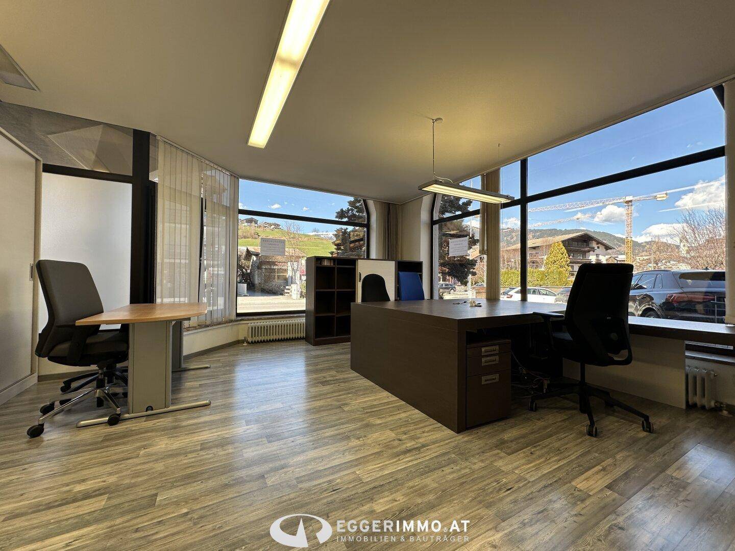 Helle Bürofläche im Zentrum von Kaprun zu vermieten | Erdgeschoss mit Schaufenster | eigener Eingang | Glasfaseranschluss - Vista 4