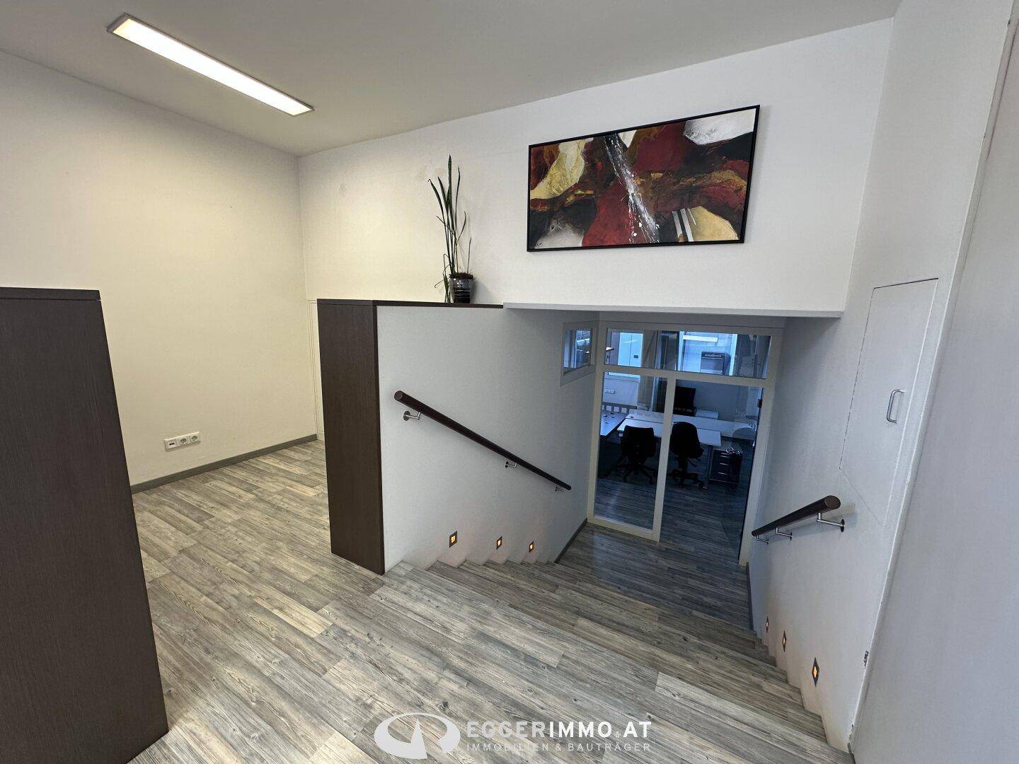 Helle Bürofläche im Zentrum von Kaprun zu vermieten | Erdgeschoss mit Schaufenster | eigener Eingang | Glasfaseranschluss - Vista 2