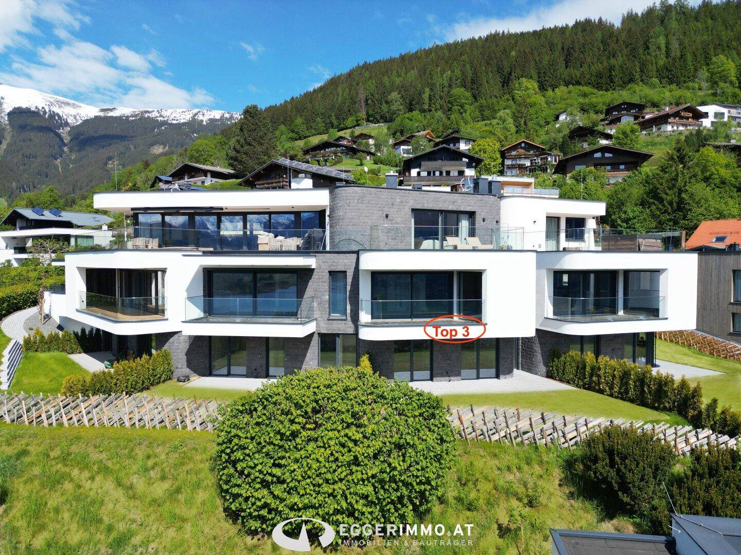 Ansicht der modernen Wohnanlage mit Balkonen und Blick auf die umliegende Natur.