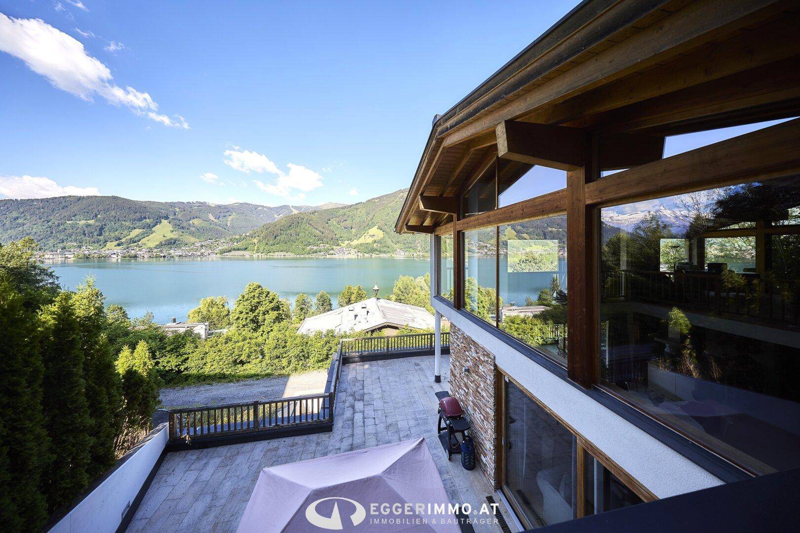 Großzügige Terrasse mit atemberaubendem Blick auf den See und die umliegende Berglandschaft.