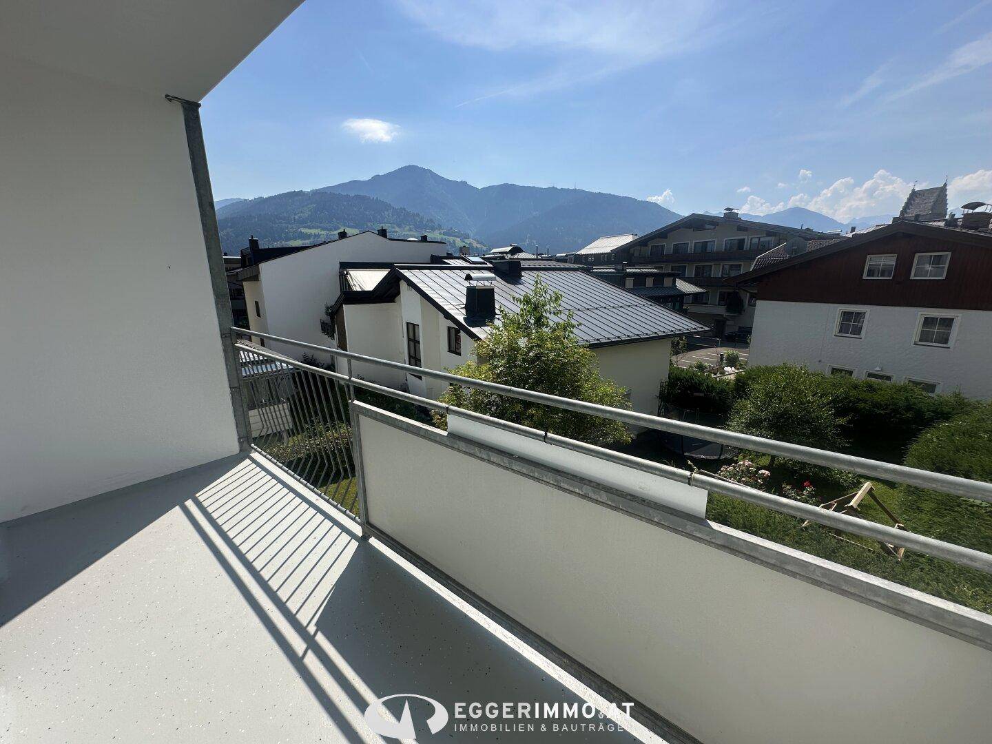 Sonniger Balkon mit freiem Blick auf die majestätischen Berge in der Ferne.