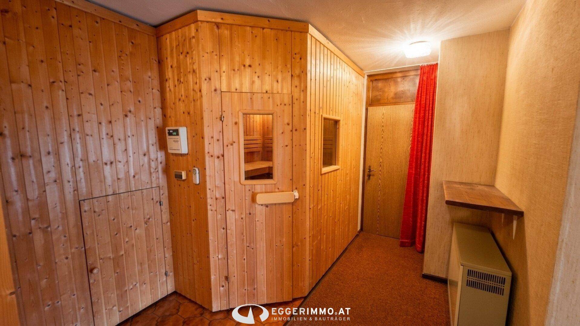 Innenraum mit einer holzverkleideten Sauna, die zum Entspannen einlädt.