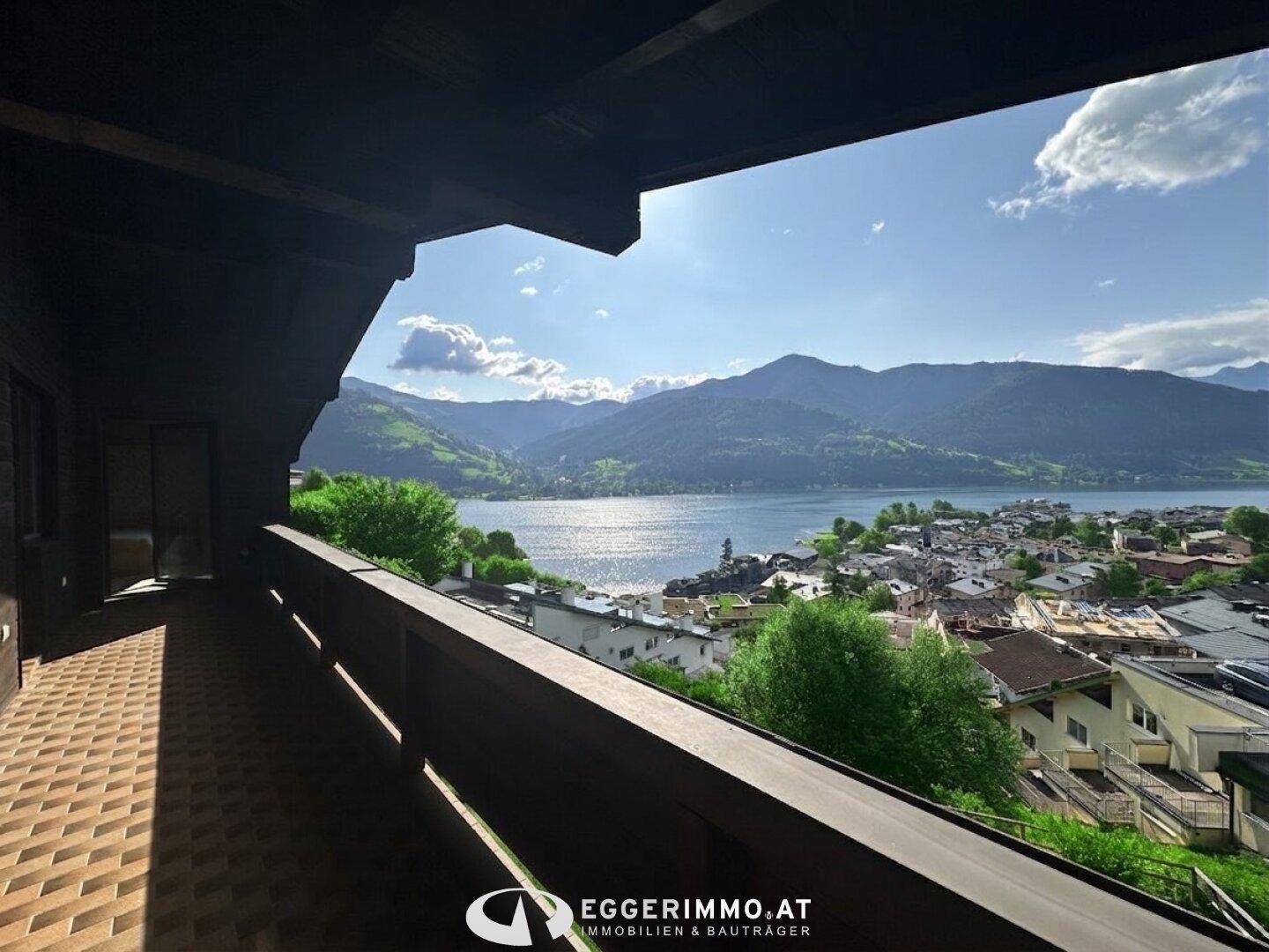 Geräumiger Balkon mit Fliesenboden und atemberaubendem Panoramablick auf den See und die Berge.