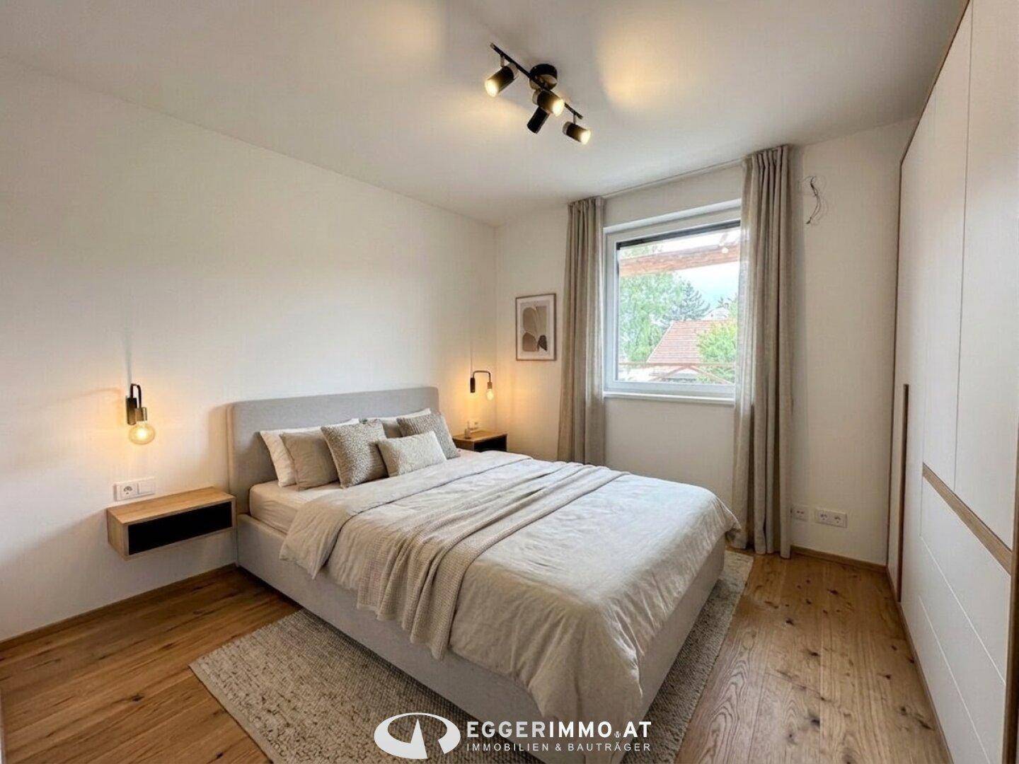 Gemütliches Schlafzimmer mit Holzboden, Doppelbett und Einbauschränken.