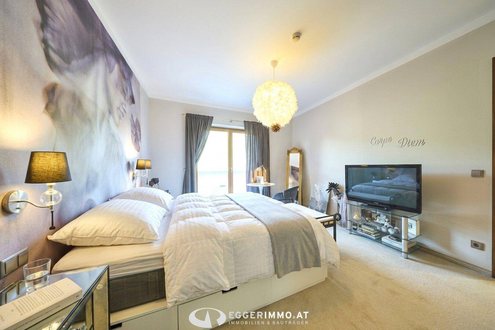 Modernes Schlafzimmer mit Teppichboden, großem Bett und dekorativer Wandgestaltung.