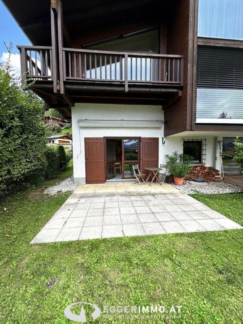 Gemütliche Terrasse am Haus mit Sitzgelegenheiten und direktem Gartenzugang.