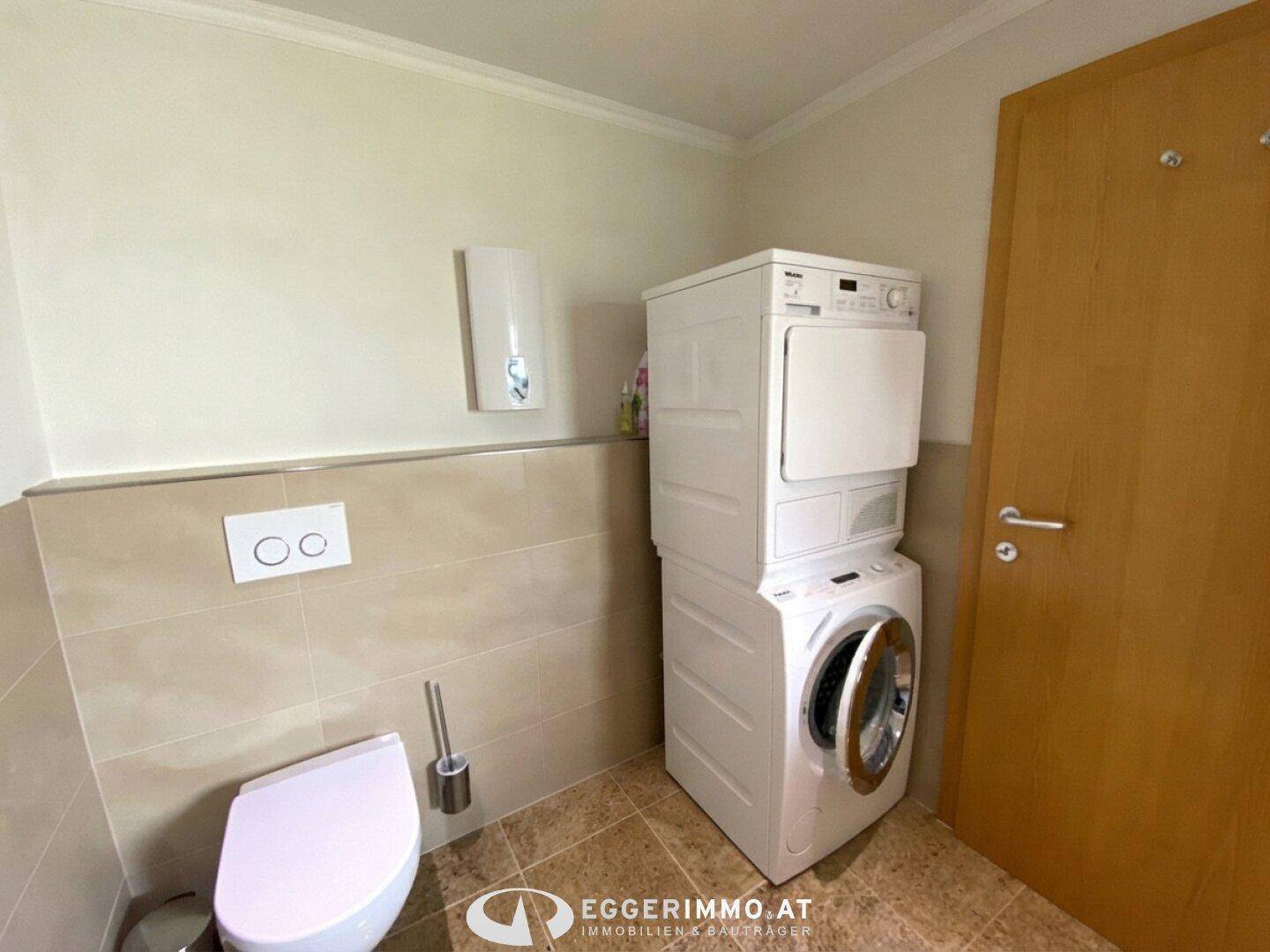 Separates WC mit Waschmaschine und Trockner, sowie Wand-WC.
