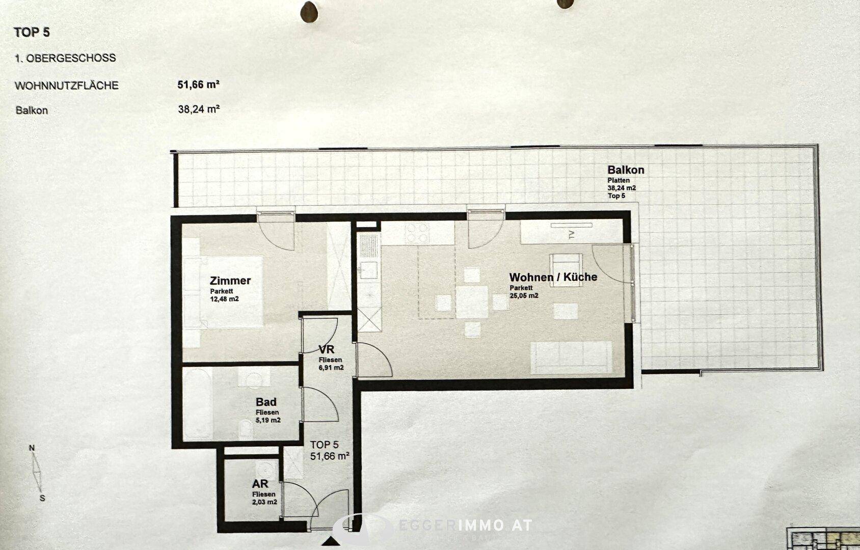 Grundriss einer modernen Wohnung im ersten Obergeschoss mit offenem Wohn-Küchenbereich, einem Schlafzimmer und großem Balkon.