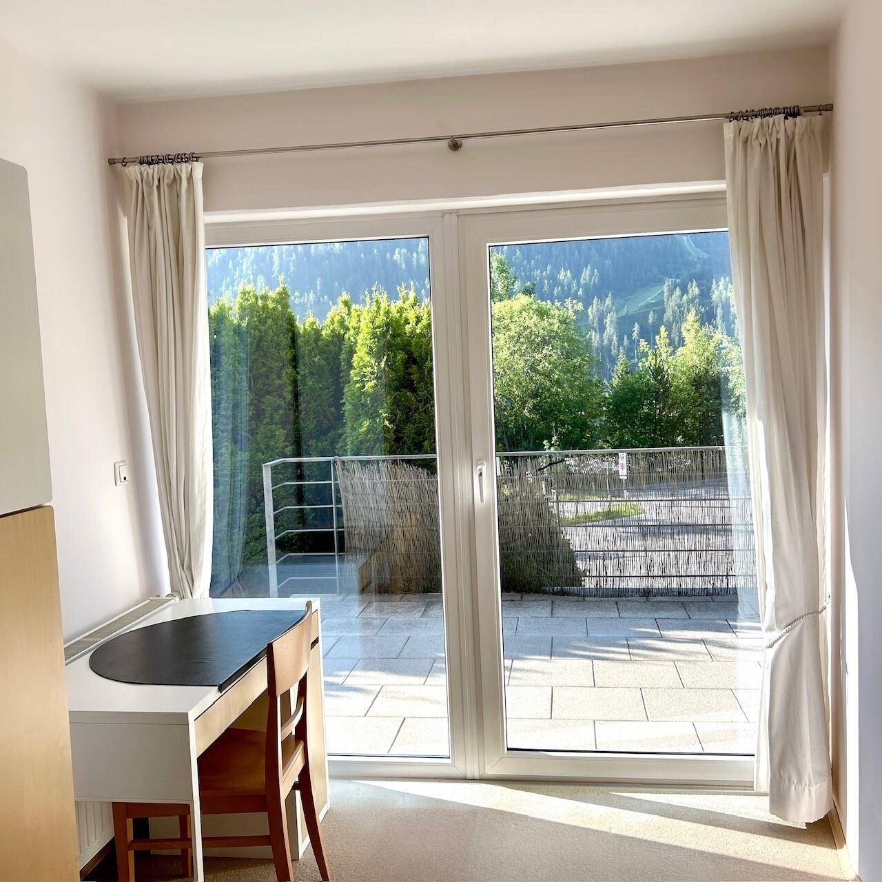 Kinderzimmer mit Terrassenzugang