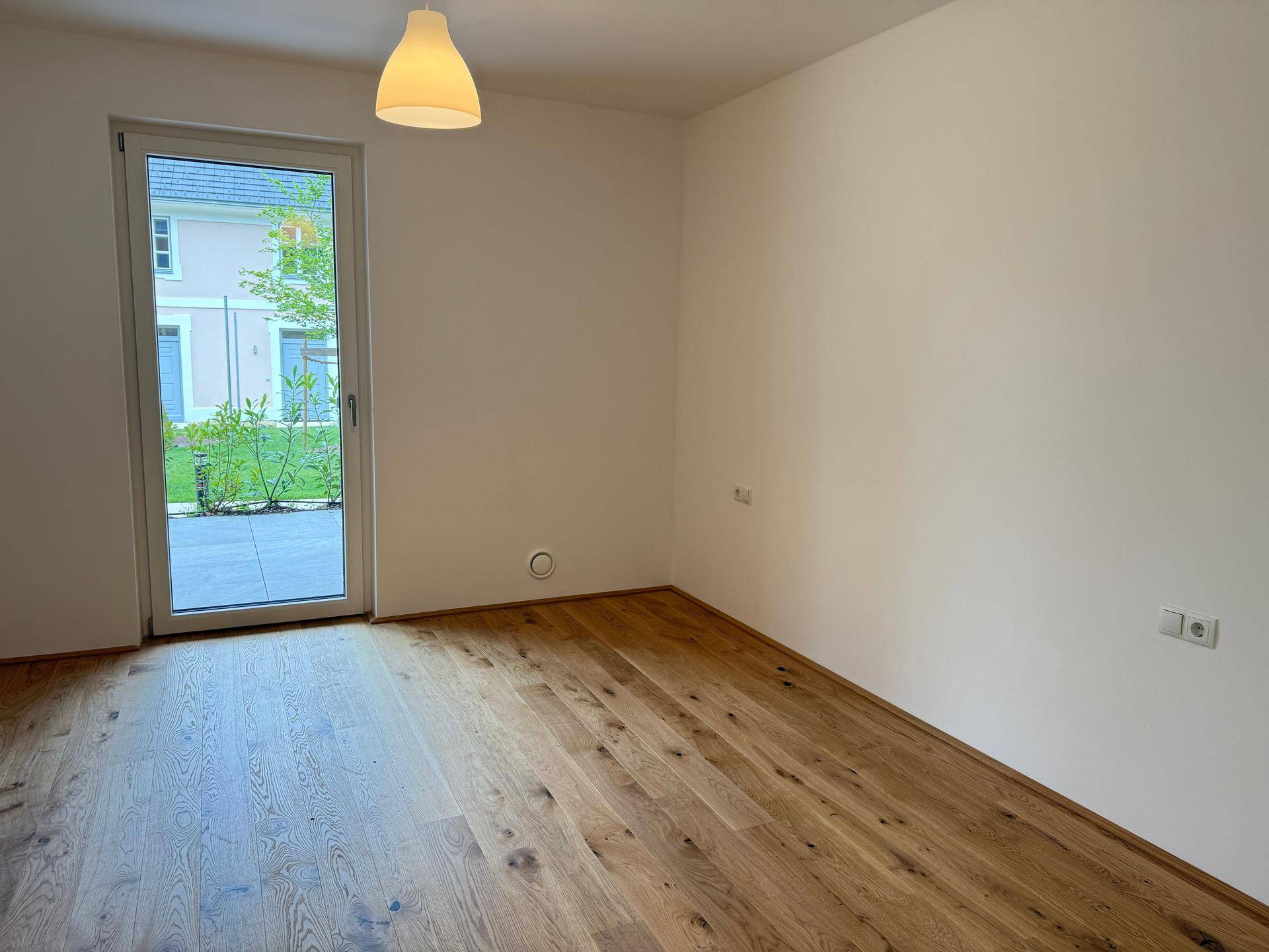Schlafzimmer mit Zugang zur Terrasse