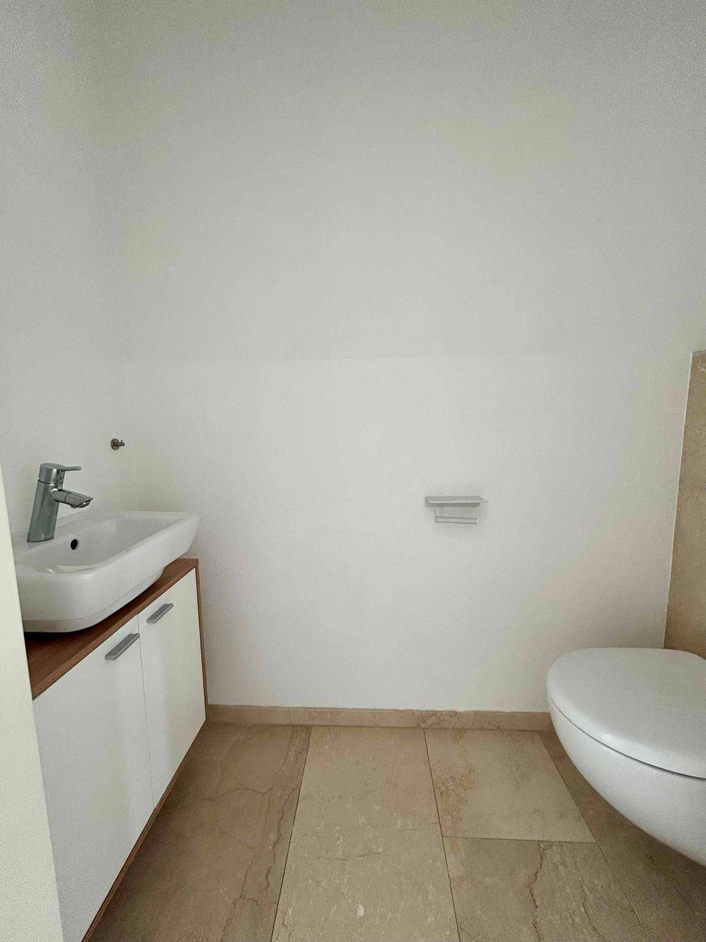 Toilette mit Waschbecken