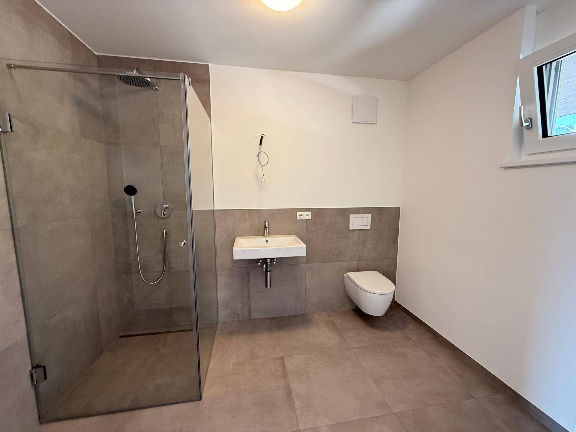 modernes Badezimmer mit Fenster