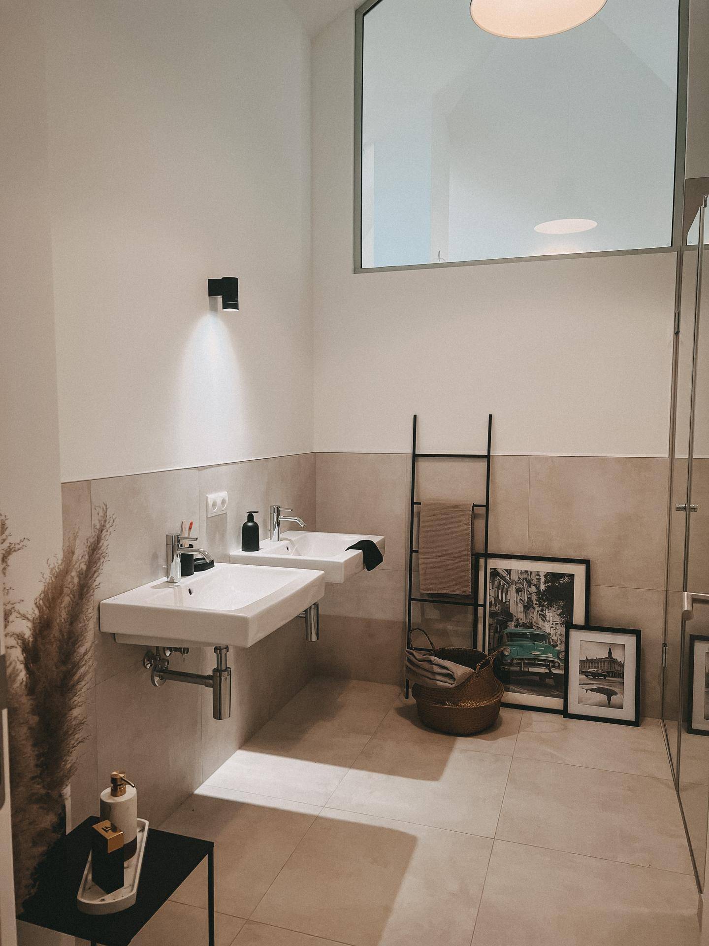 Detailansicht des modernen Badezimmers mit Doppelwaschbecken und minimalistischer Einrichtung.