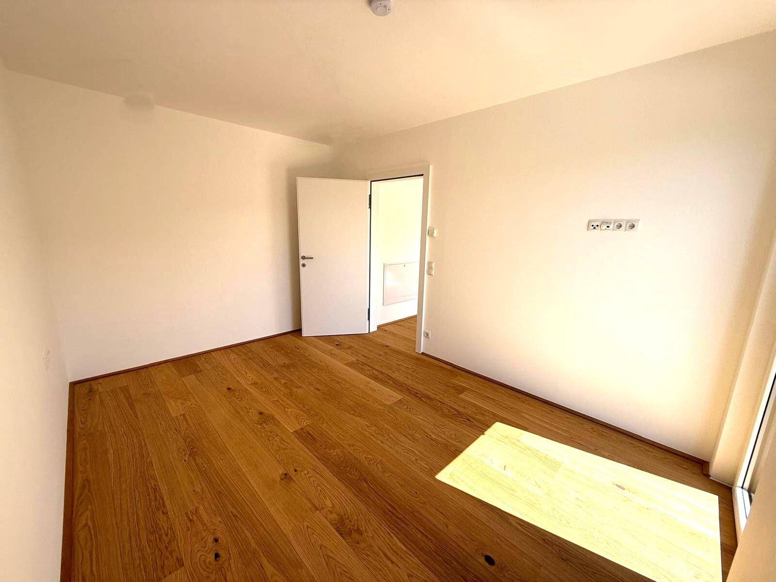 geräumiges Schlafzimmer