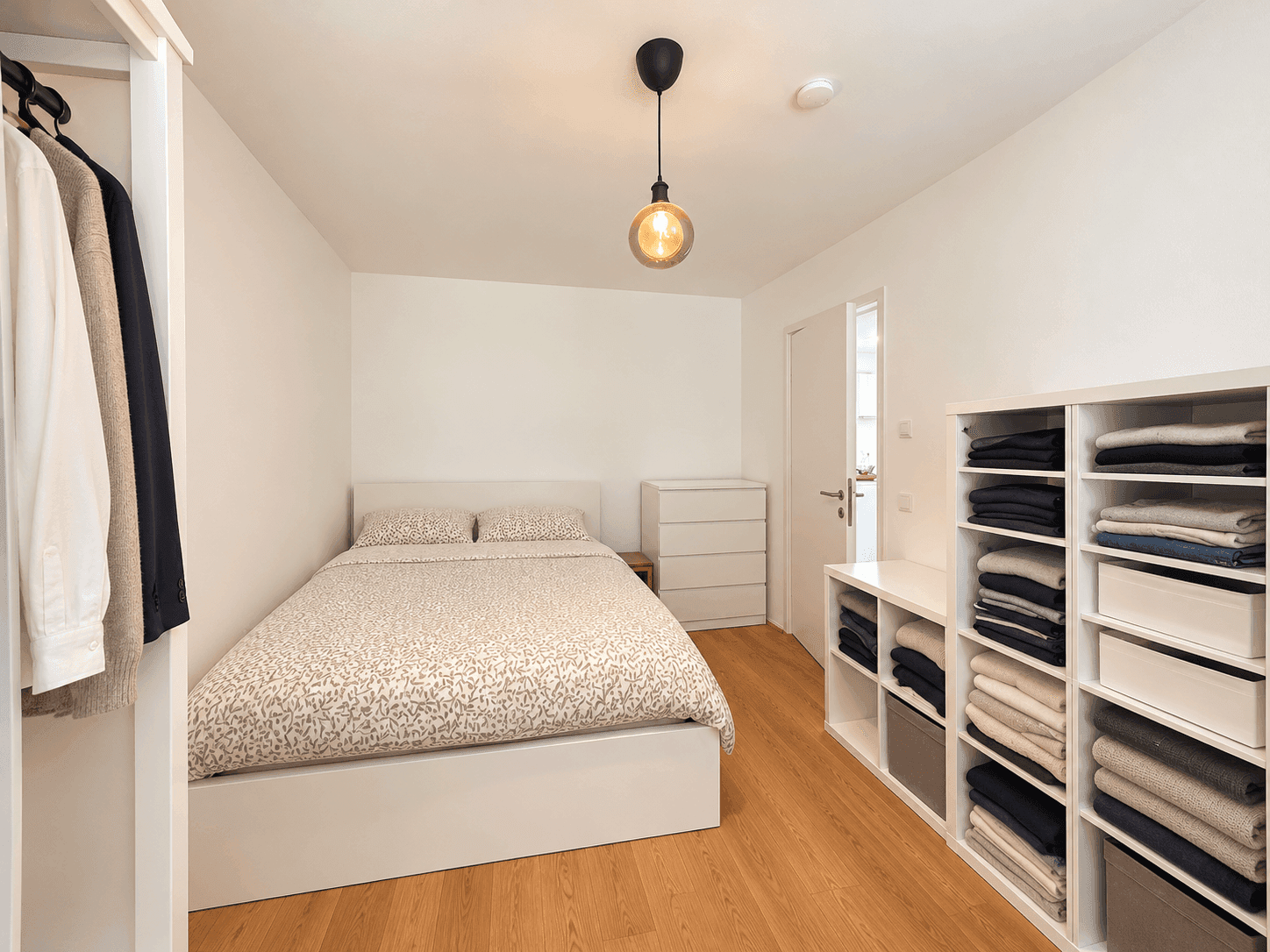 Schlafzimmer mit Möbeln