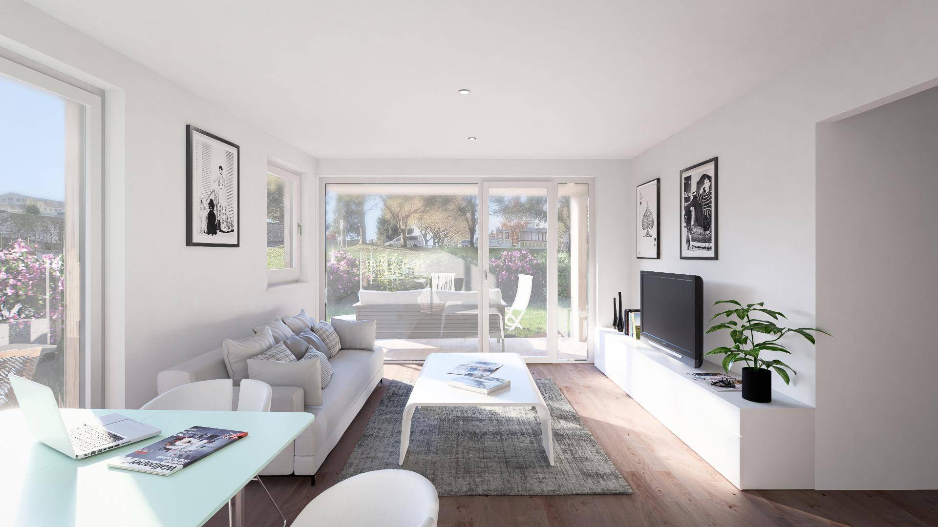 Helles Wohnzimmer mit Holzboden, weißem Sofa und Zugang zu einer Terrasse oder Garten.