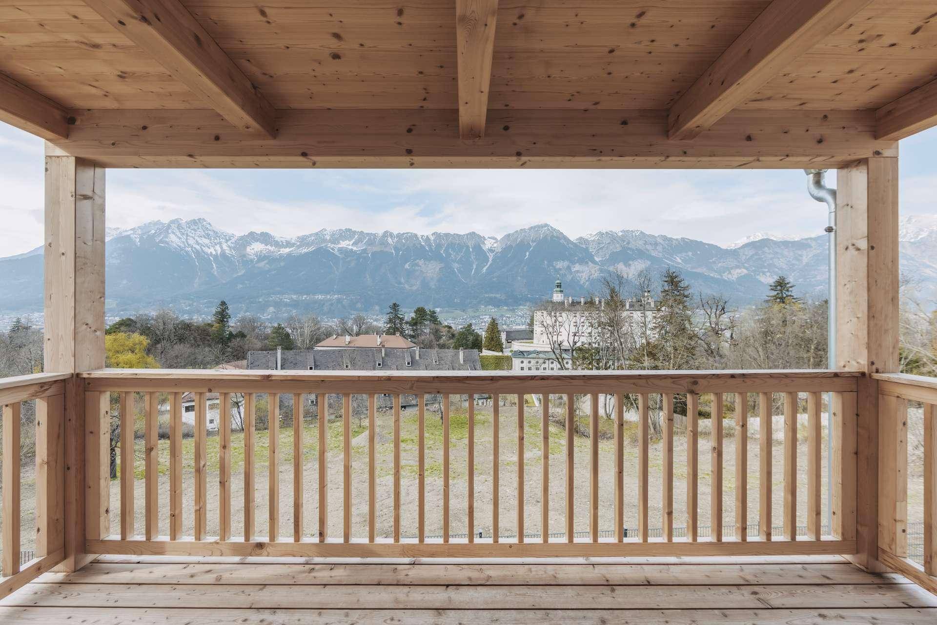 Holzbalkon mit beeindruckendem Panoramablick auf die Berge und das Tal.