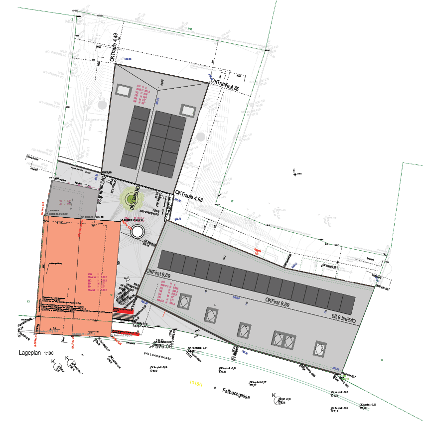 Lageplan des Grundstücks mit Gebäuden und Solaranlagen auf den Dächern.