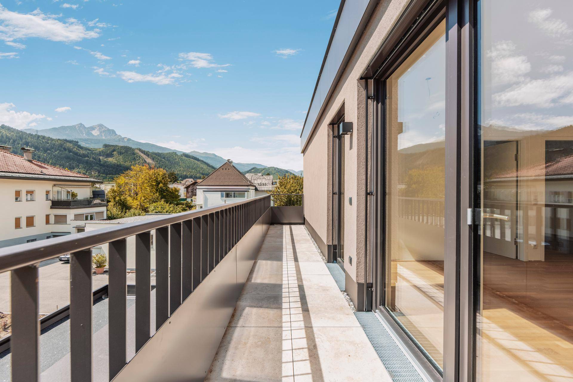 südseitige, großzügige Terrasse
