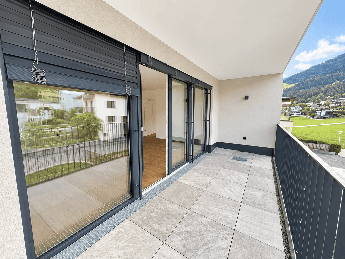 Bodentiefe Fenster mit Sonnenschutz