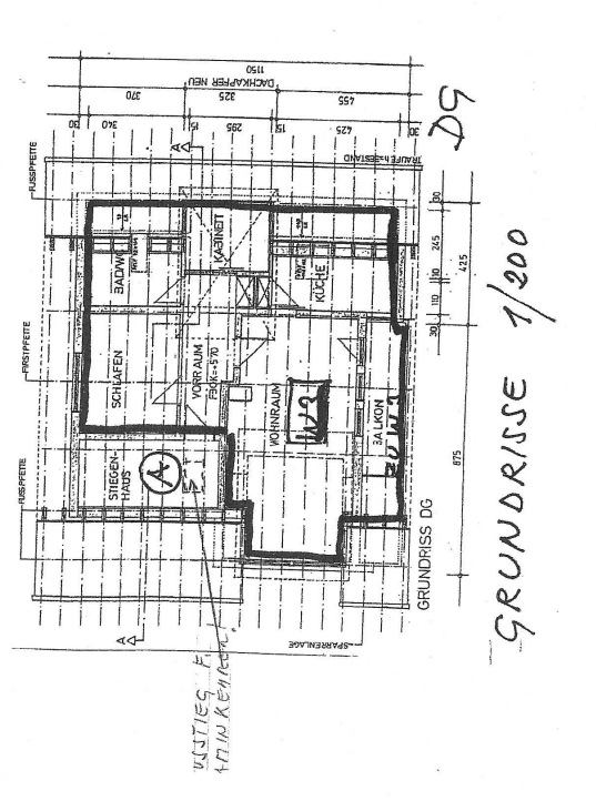 Detaillierter Grundriss einer Dachgeschosswohnung mit Schlafzimmer, Bad, Küche, Wohnraum und Balkon.