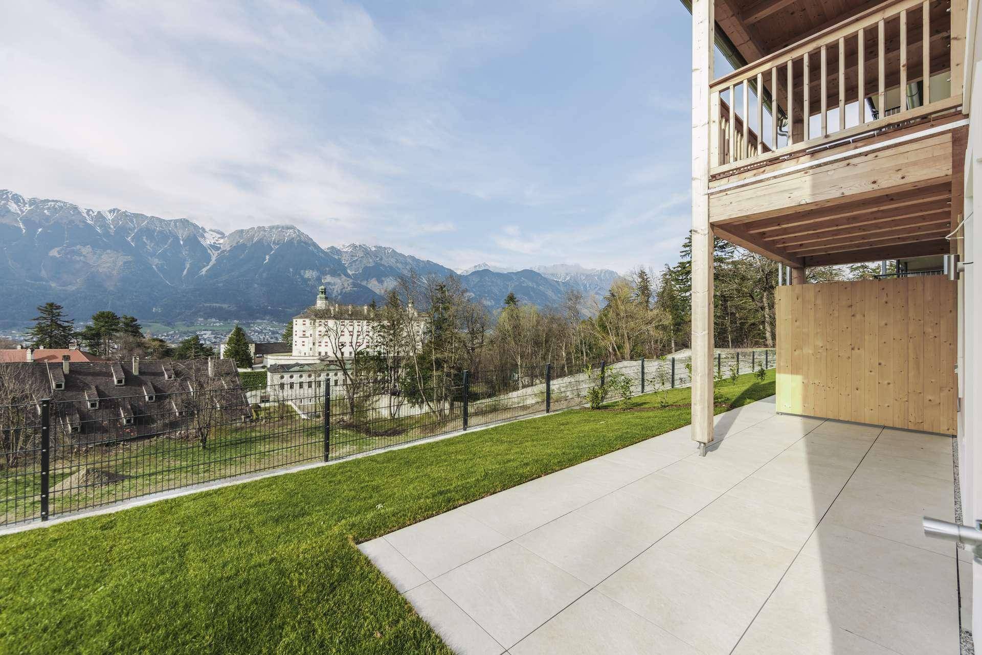 Geräumige Terrasse mit Fliesenboden und weitem Blick auf die umliegende Berglandschaft.