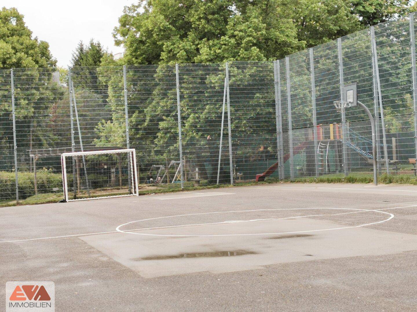 Im Olympiapark: Ballkäfig
