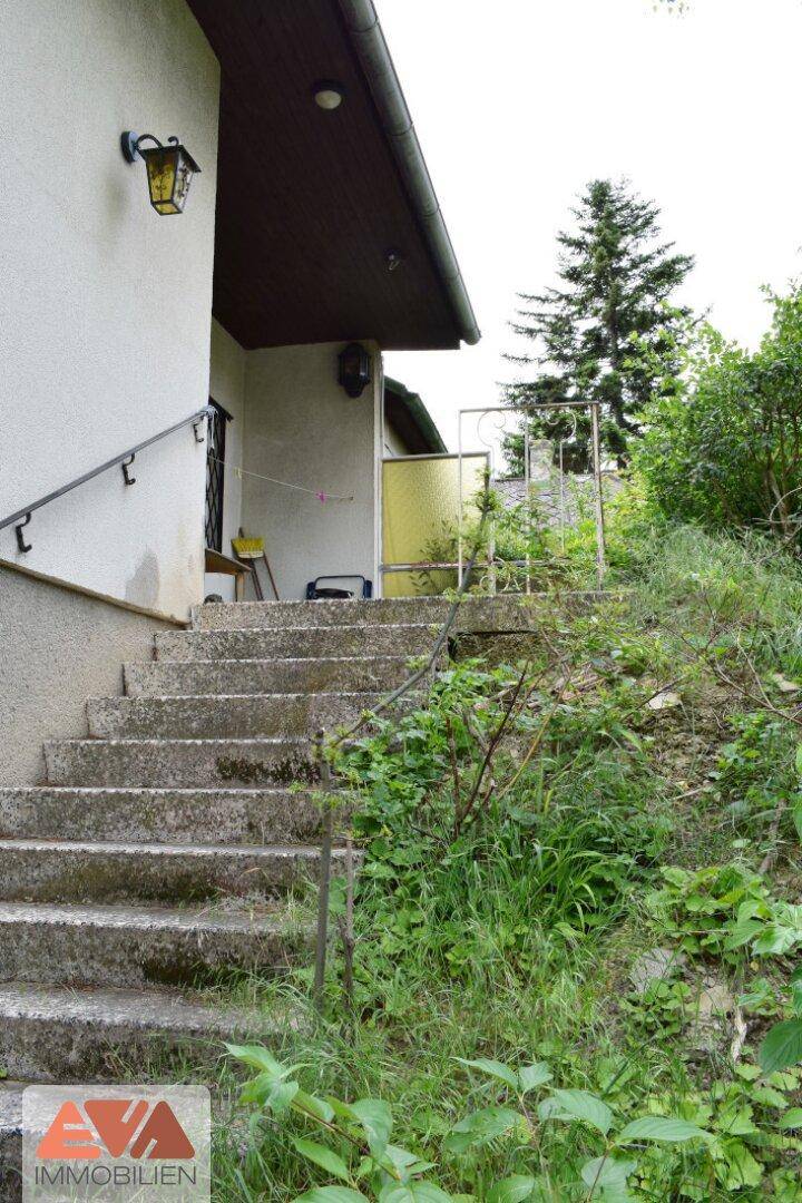 Treppe zu Terrasse und Haus