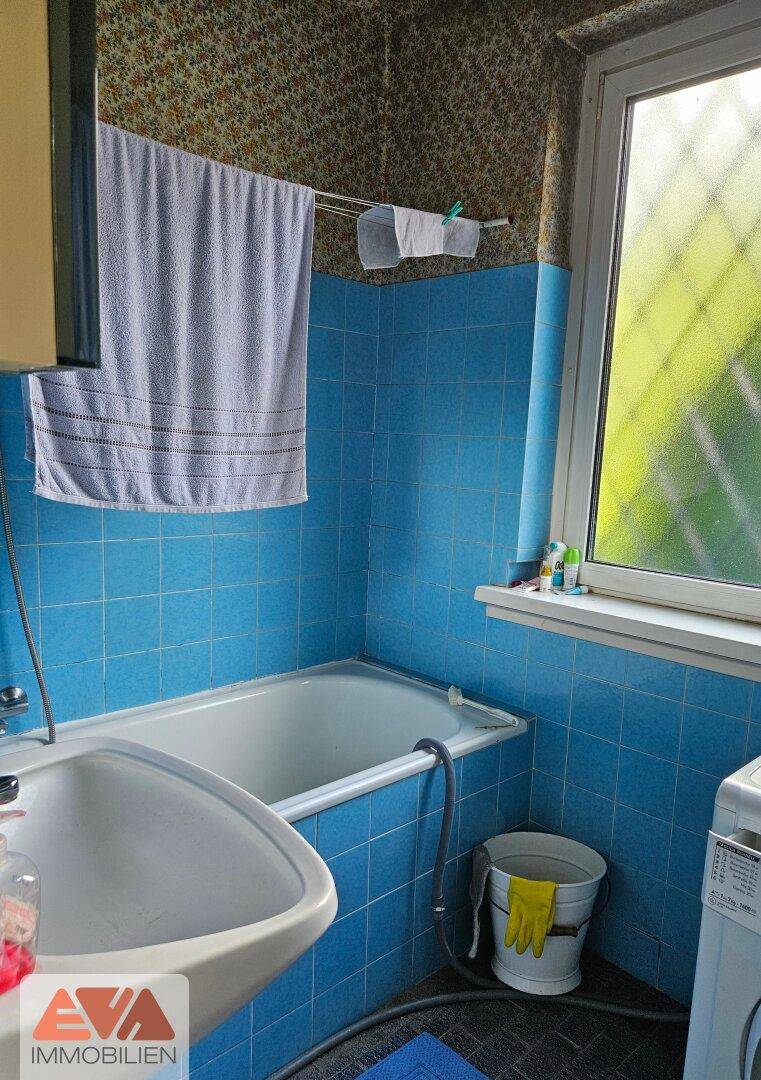Bad mit Wanne und Fenster