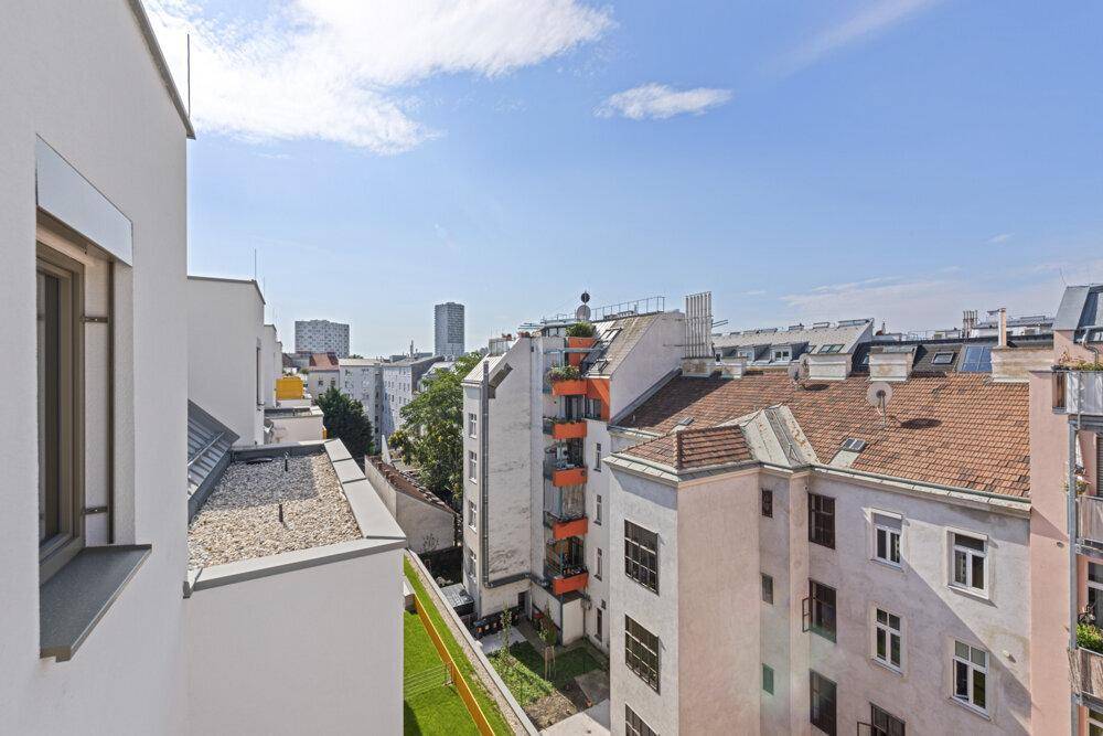 Weitblick über die Dächer der Stadt von einer oberen Etage des Gebäudes.