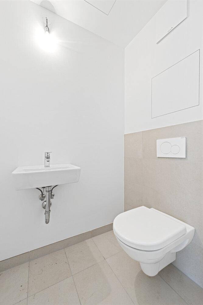 Modernes Gäste-WC mit Wand-WC und kleinem Waschbecken.