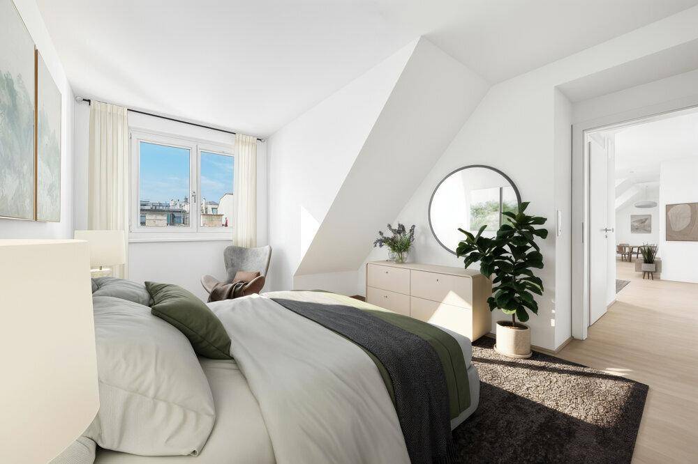 Helles Schlafzimmer mit großem Bett, Kommode und Fenster mit Stadtblick im Dachgeschoss.