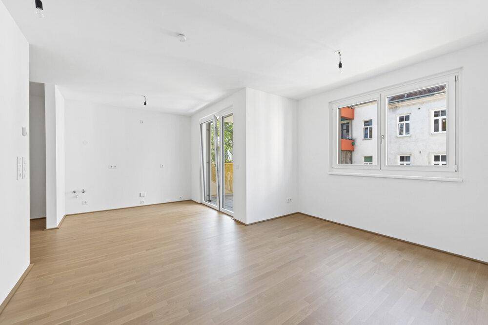 Geräumiges, helles Zimmer mit Parkettboden und großen Fenstern, bereit zum Einzug.