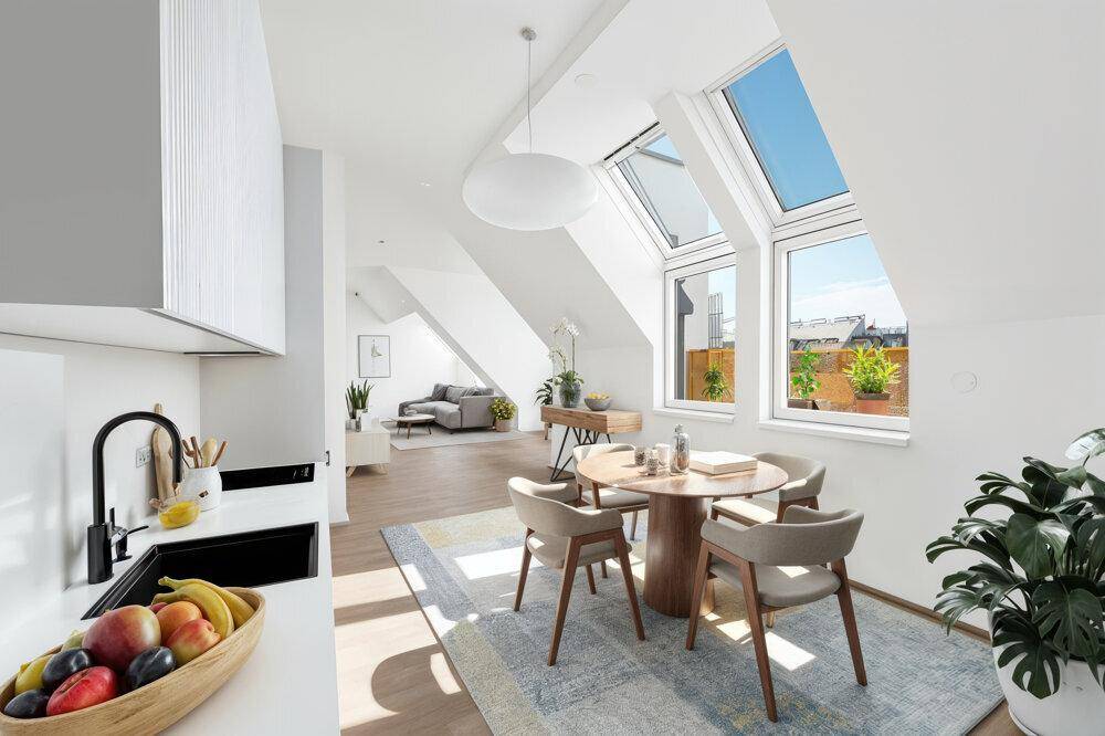 Heller Essbereich mit Holztisch, modernen Stühlen und Blick auf die Dachterrasse.